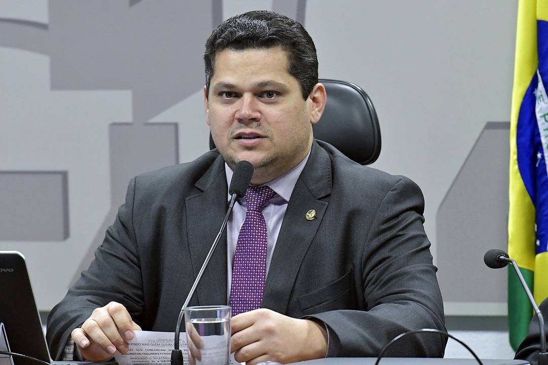 O senador Davi Alcolumbre durante sessÃ£o da ComissÃ£o de Meio Ambiente do Senado