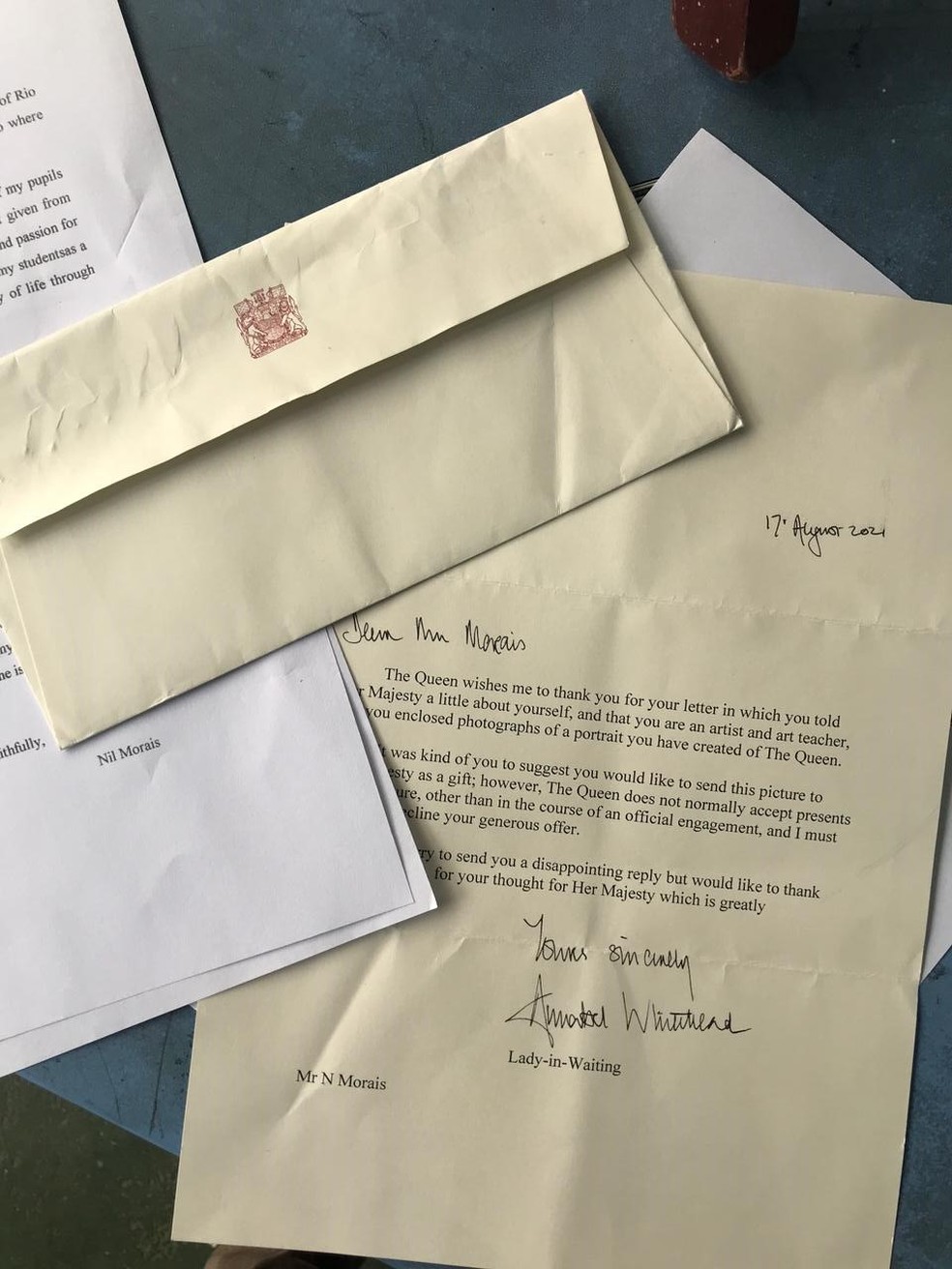 Carta recebida por artista potiguar agradece por carta enviada à rainha Elizabeth — Foto: Lucas Cortez/Inter TV Cabugi