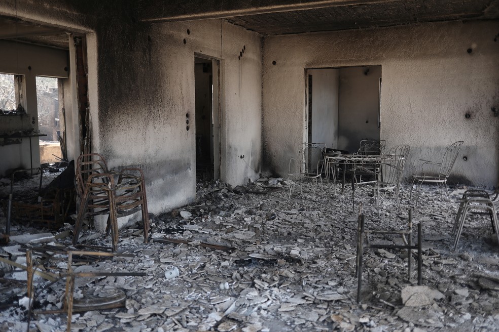 Casa queimada na região de Corinto, na Grécia, em 20 de maio de 2021 — Foto: Stelios Misinas/Reuters