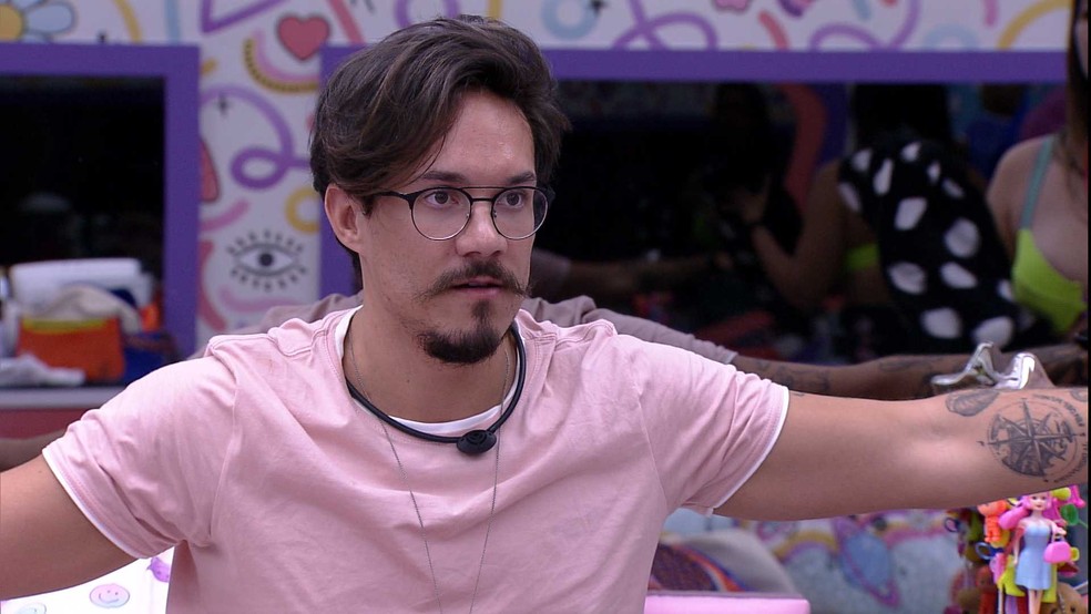 Após Laís ouvir conversa, Eliezer se explica à sister no BBB 22 — Foto: Globo