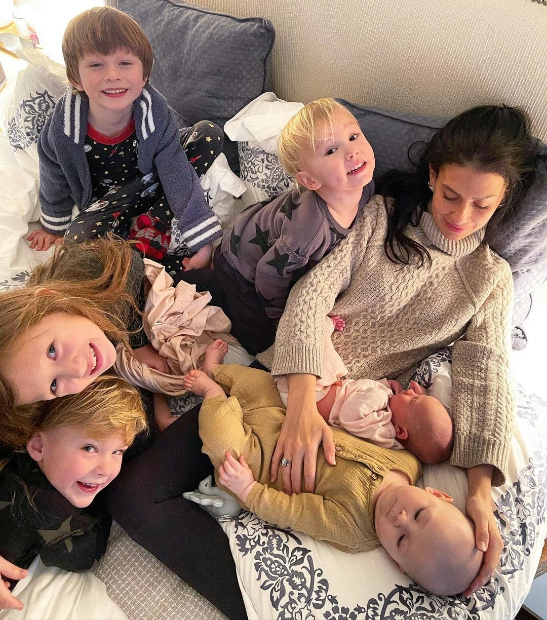 Hillaria Baldwin e os seis filhos (Foto: Reprodução Instagram)