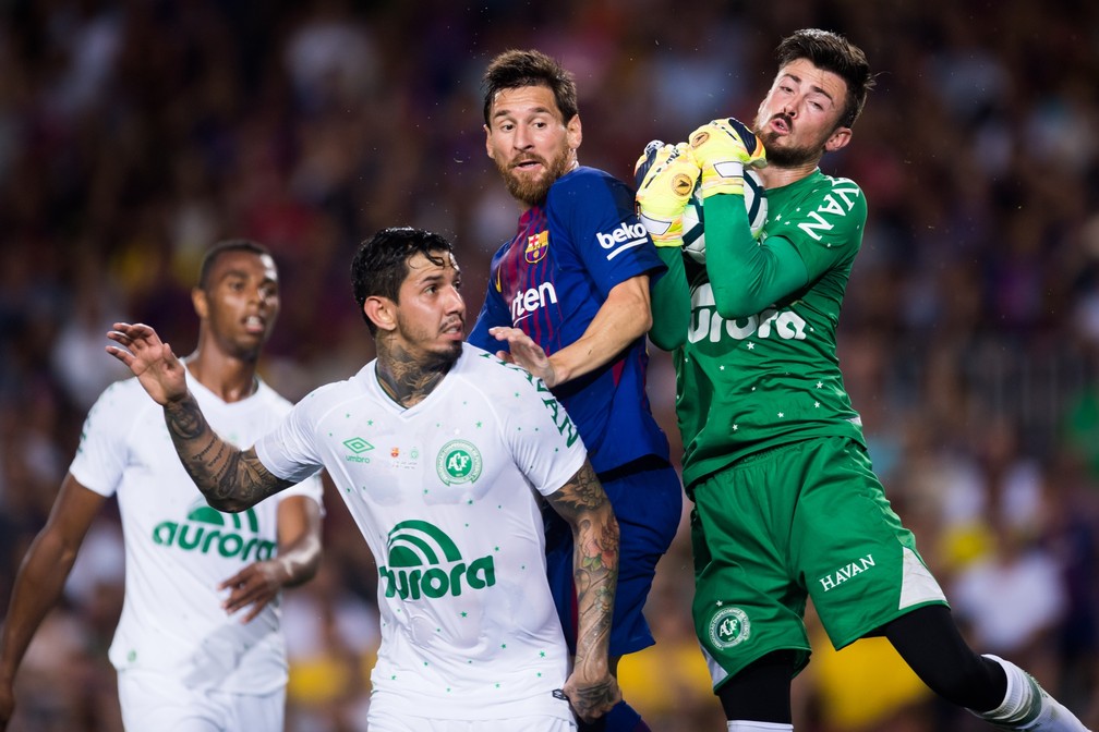 Elias disputa bola com Messi: argentino marcou um gol, mas parou duas vezes no goleiro dentro da área (Foto: Alex Caparros/Getty Images)