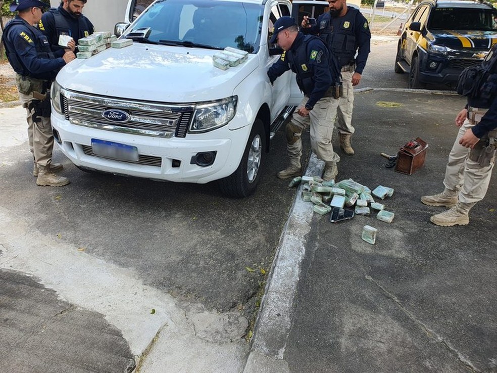 PRF apreendeu mais de 48 kg de cocaína em caminhonete no interior do Ceará; dois homens foram presos — Foto: PRF/Divulgação