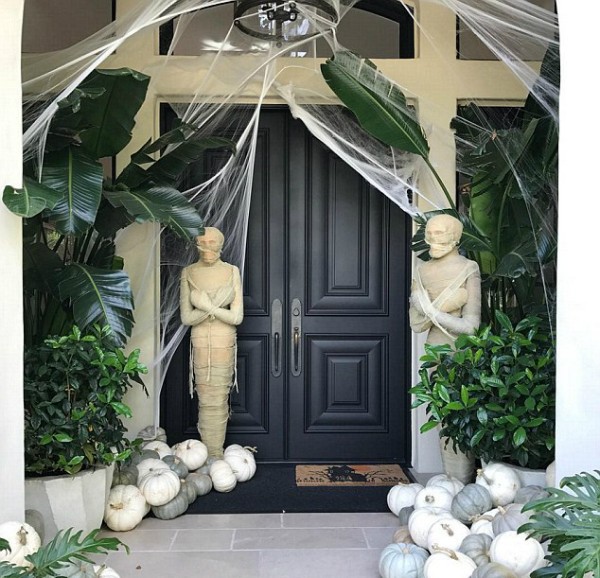 A casa da empresária Kris Jenner decorada para o Halloween (Foto: Instagram)
