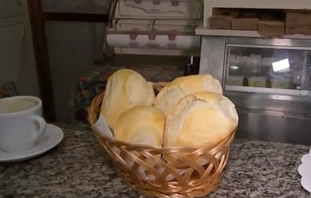 Em Pilar do Sul (SP), uma padaria está fazendo Black Friday de bolos confeitados e pão francês — Foto: Reprodução/TV TEM