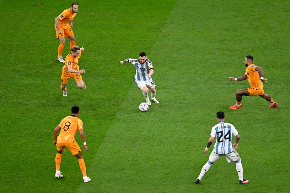 Messi sofre intensa marcação enquanto luta pela posse de bola
