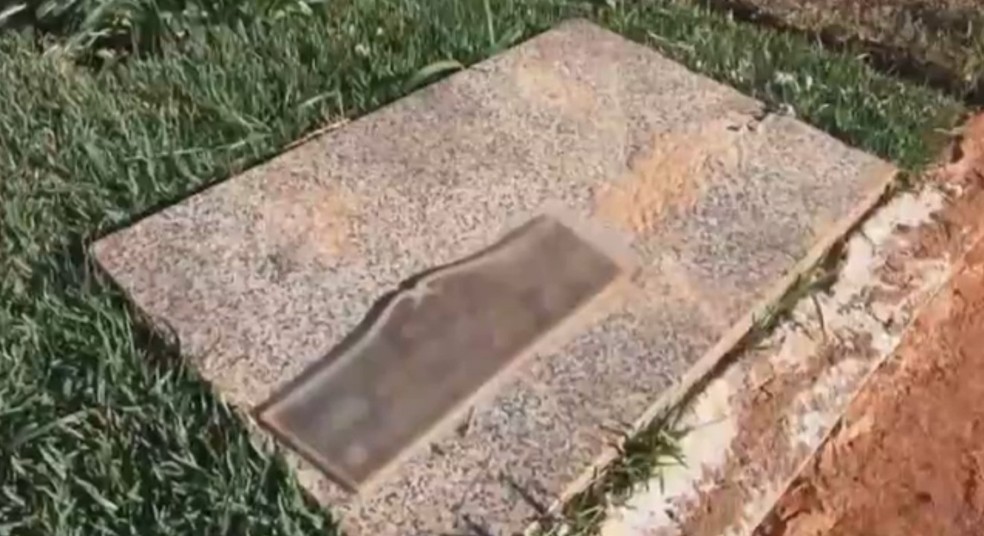 Lápide teve a identificação de quem está sepultado furtadas no Cemitério Campo do Bom Pastor em Uberlândia — Foto: Reprodução/TV Integração