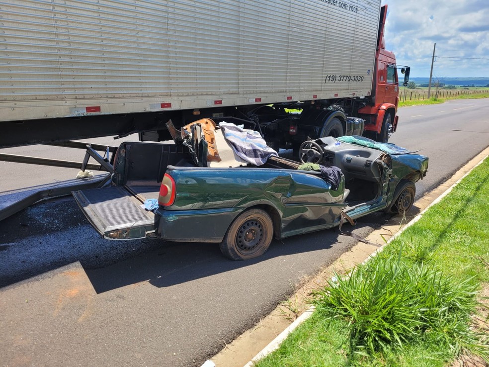Motorista tem ferimentos leves após caminhão arrancar teto de carro em batida em Bauru — Foto: Adolfo Lima/TV TEM