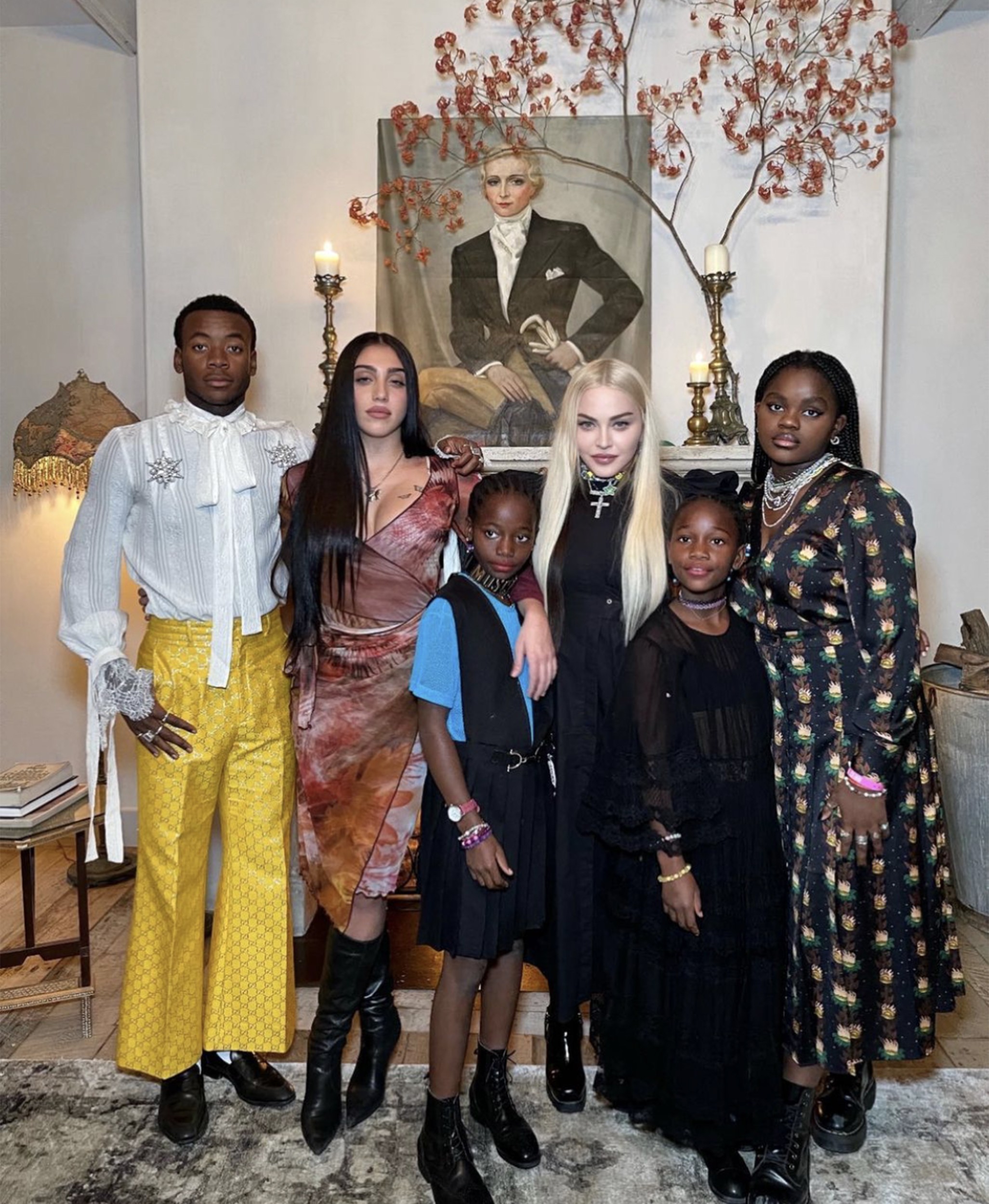 Madonna com cinco de seus seis filhos: David Banda, Mercy, Lourdes Leon, Stelle e Estere (Foto: Reprodução / Instagram)