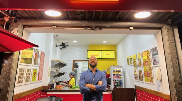 Hugo Matos runs Tia's Hot Dog, a 40-year-old with three stores opening in Rio de Janeiro (Photo: Disclosure)