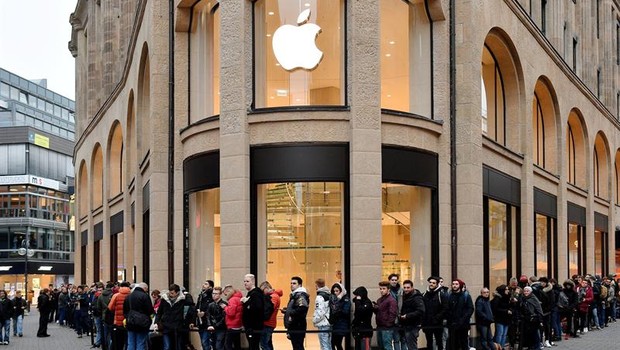 Fila em loja da Apple em Colônia, na Alemanha, para comprar o iPhone X (Foto: Sascha Steinbach/EFE)