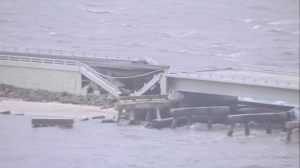 Acesso fica gravemente danificado depois que o furacão Ian passou pela Flórida, nos EUA — Foto: WPLG TV via ABC via Reuters