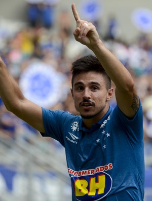 Para brigar por títulos, Willian espera que Mano siga no Cruzeiro em 2016