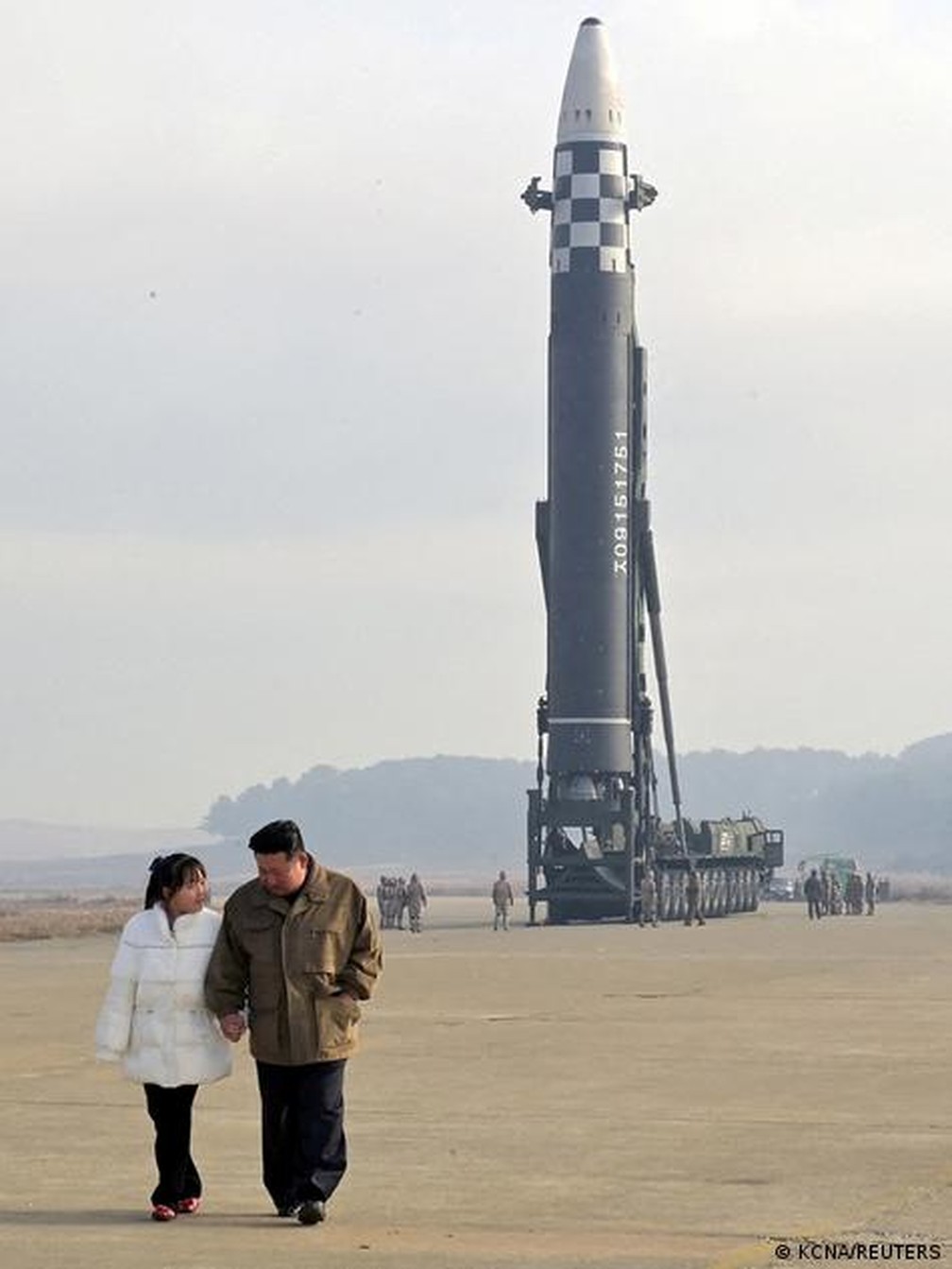 Filha de Kim passou a aparecer ao lado do pai em testes militares — Foto: KCNA/REUTERS