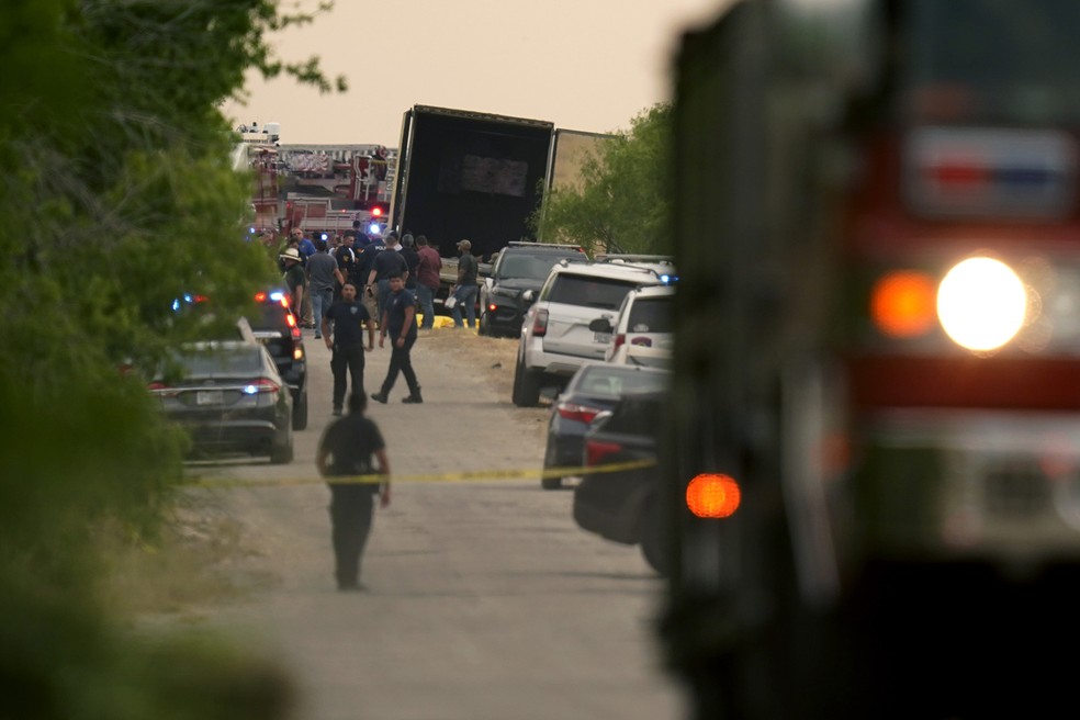Imigrantes foram achados mortos em caminhão abandonado no Texas, EUA, na segunda-feira (27) — Foto: Eric Gay/AP