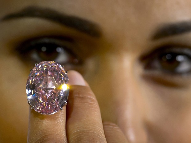 Modelo apresenta diamante rosa "Pink Star" (Foto: Fabrice Coffrini/AFP)