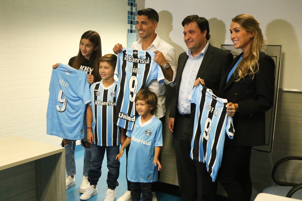 Suárez ao lado da família antes da apresentação — Foto: Rodrigo Fatturi/Grêmio FBPA