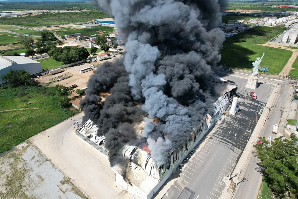 Incêndio destrói loja da Havan em Vitória da Conquista, na Bahia  — Foto: Paulo Silveira