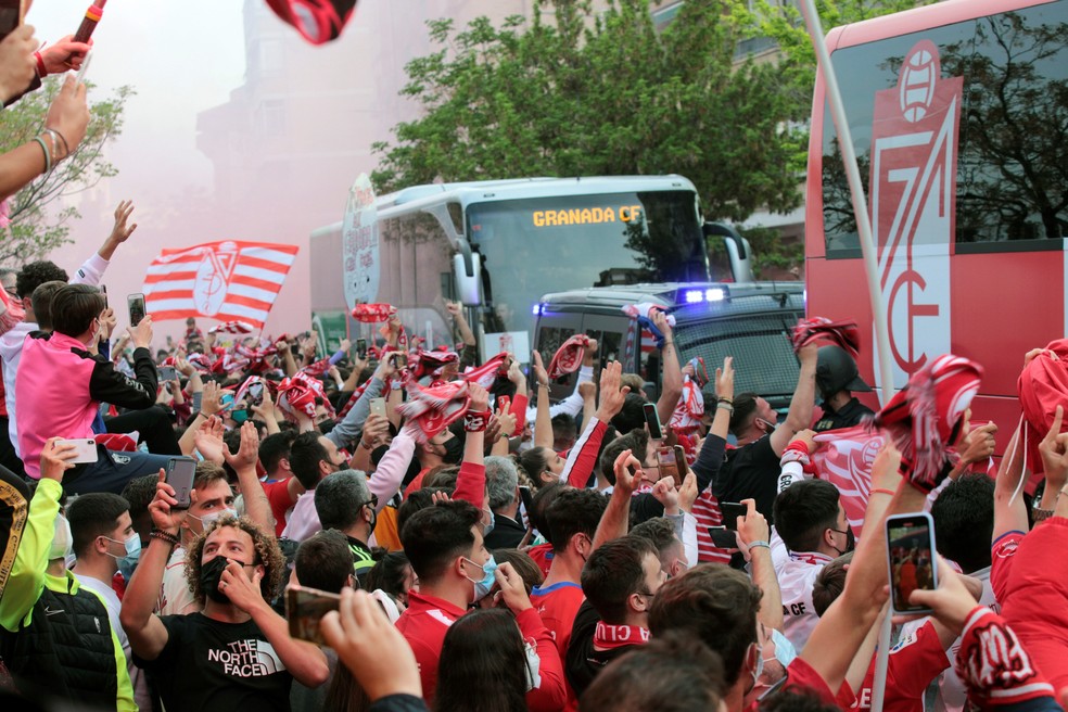 Torcedores aglomerados nas ruas de Granada para saudar o time antes do jogo contra o Manchester United pela Liga Europa — Foto: EFE/ Pepe Torres