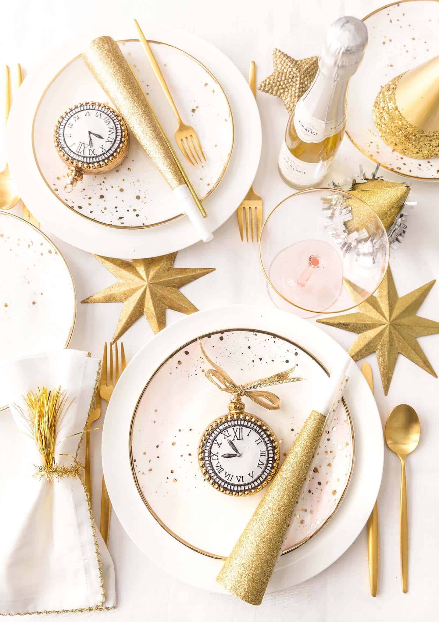 Com alguns itens dourados e brancos, a mesa de jantar pode ficar a cara do ano novo (Foto: Pinterest / One Kindesgin / Divulgação)
