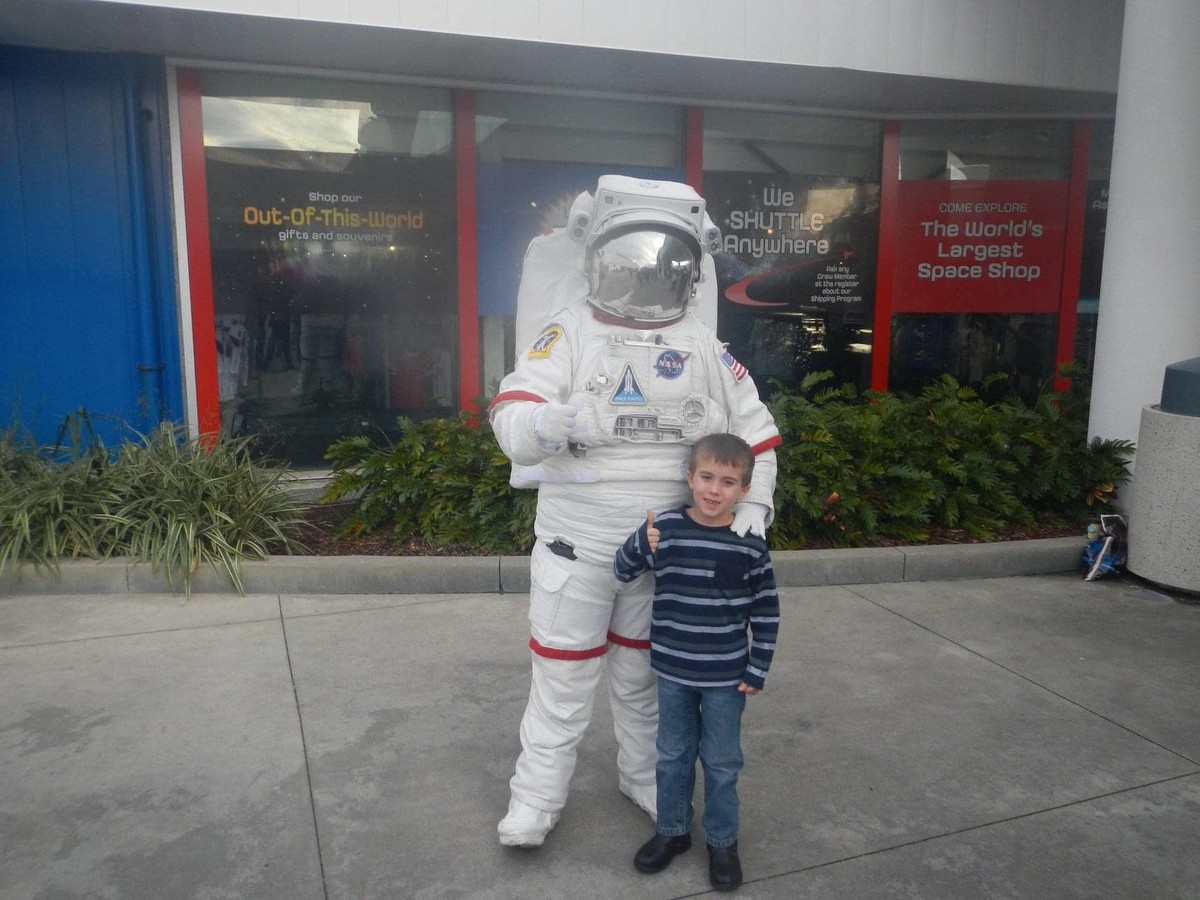 Família faz vaquinha para levar à Lua cinzas do filho falecido que sonhava em se tornar astronauta
