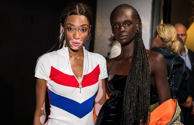 NEW YORK, NY - SEPTEMBER 09:  Winnie Harlow (L) and Duckie Thot pose backstage after the Prabal Gurung fashion show during New York Fashion Week: The Shows at Gallery I at Spring Studios on September 9, 2018 in New York City.  (Photo by Michael Stewart/Wi (Foto: WireImage)