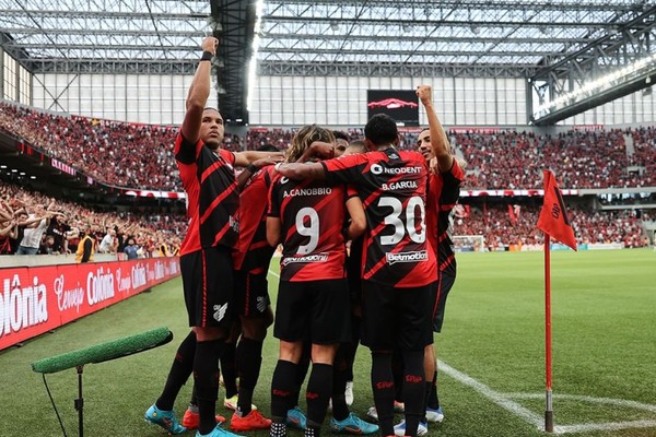 Jogadores do Athletico-PR comemoram um gol (Foto: Reprodução/Instagram)