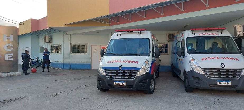 Ambulâncias que devem levar dois dos pacientes para hospitais do Rio de Janeiro chegam ao local