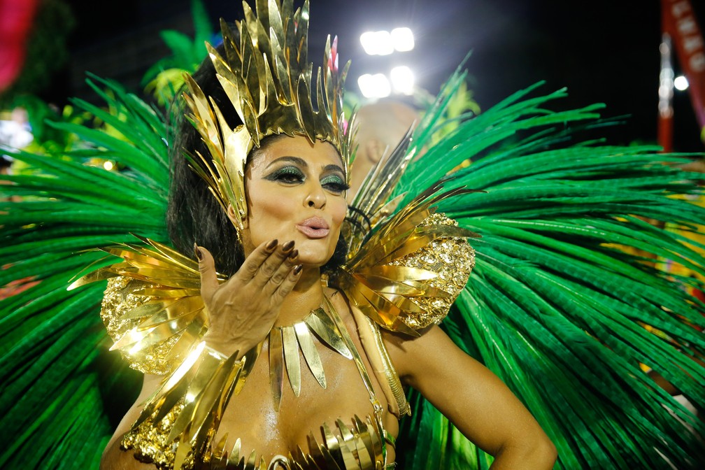 Juliana Paes desfila pela Grande Rio, que homenageia Chacrinha — Foto: Marcos Serra Lima/G1