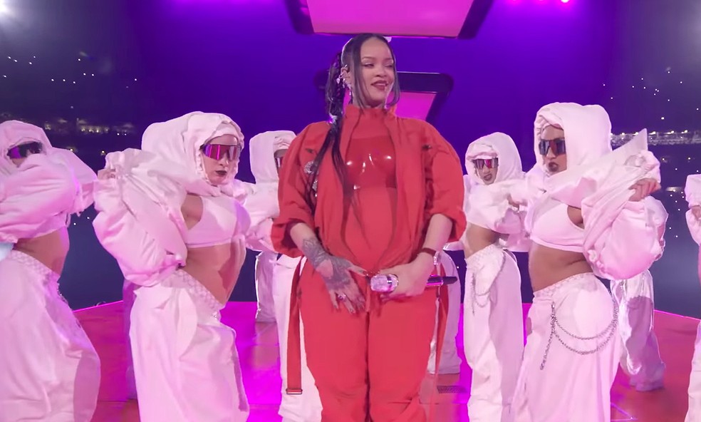 Rihanna apresentou remix de funk de 'Rude Boy' em seu show no intervalo do Super Bowl — Foto: reprodução