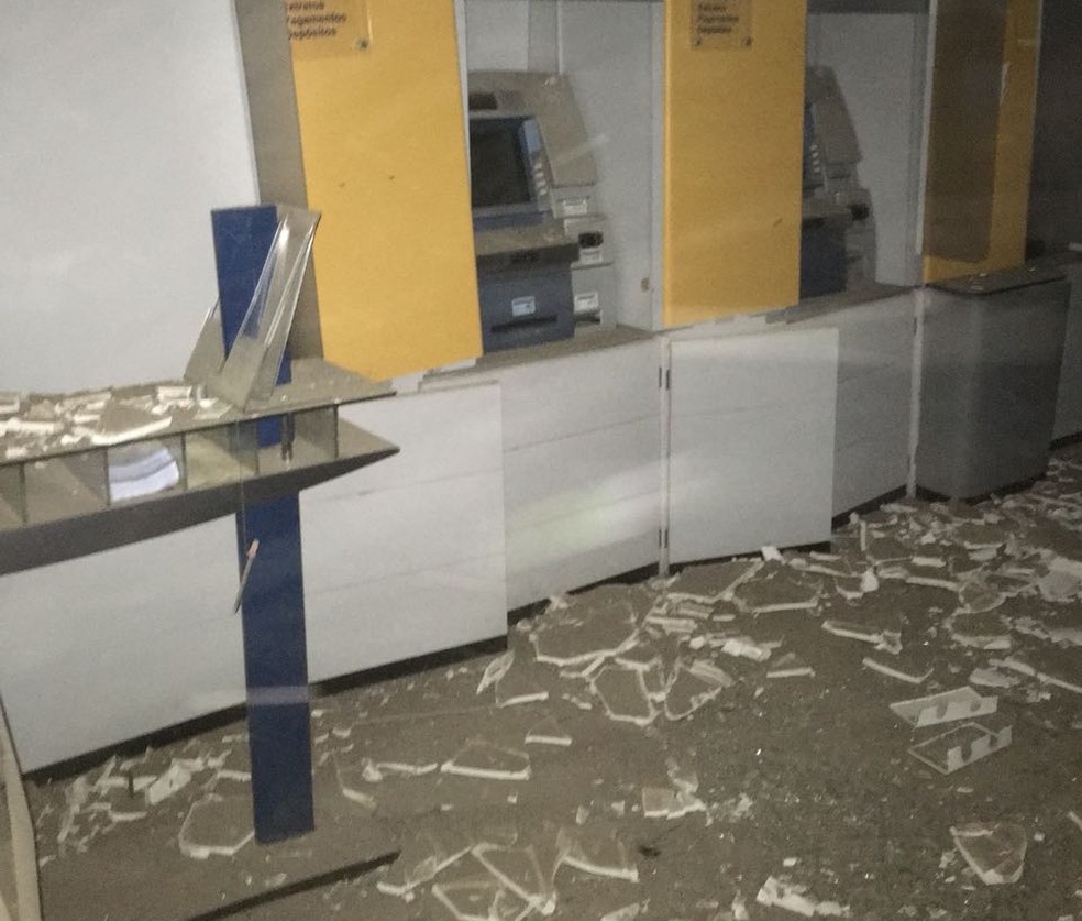 Quadrilha atacou o bando durante a madrugada. Prédio ficou destruído.  (Foto: Reprodução/TVM)