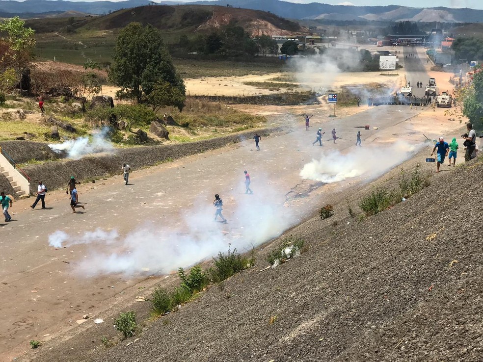 Confronto entre manifestantes e militares na fronteira da Venezuela com Brasil, em Pacaraima, Roraima — Foto: Alan Chaves/G1