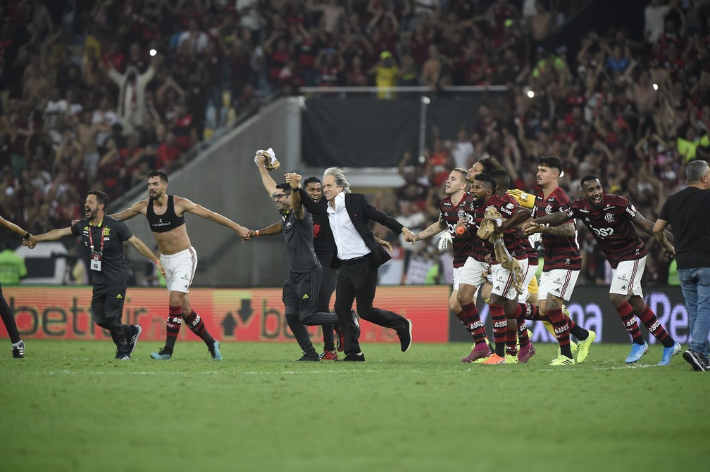 Jorge Jesus comemora com jogadores do Flamengo no gramado do Maracanã — Foto: André Durão