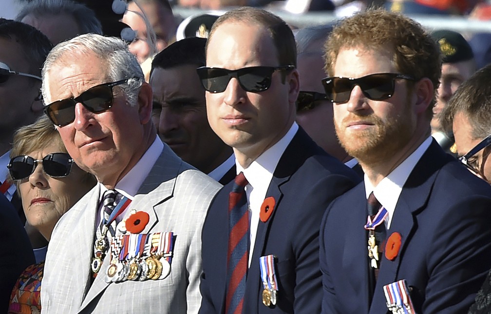 Charles, príncipe William e o príncipe Harry participam de uma cerimônia que marca o 100º aniversário da Batalha de Vimy Ridge, em Vimy, França, em 9 abril de 2017 — Foto: Philippe Huguen/Pool Photo via AP/Arquivo