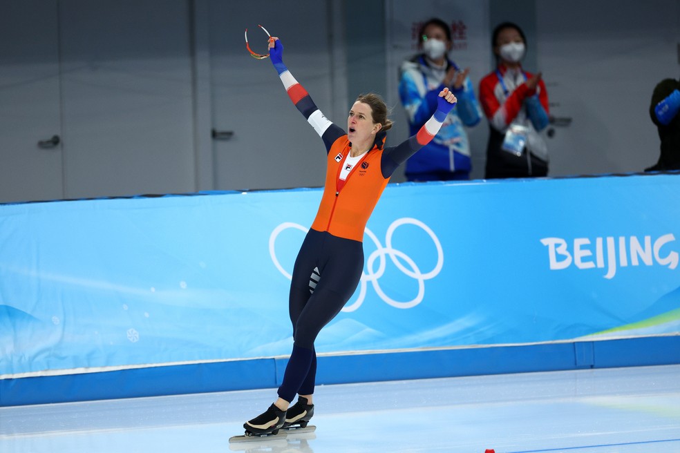 Ireen Wüst ergue os braços para comemorar novo recorde olímpico da patinação de velocidade — Foto: Getty Images