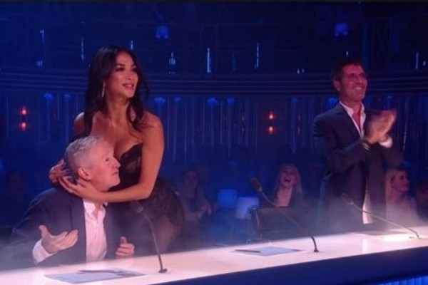 O flagrante do instante polêmico no qual a cantora Nicole Scherzinger encosta a cabeça do colega de júri de programa X-Factor Louis Walsh no corpo dela (Foto: Reprodução)
