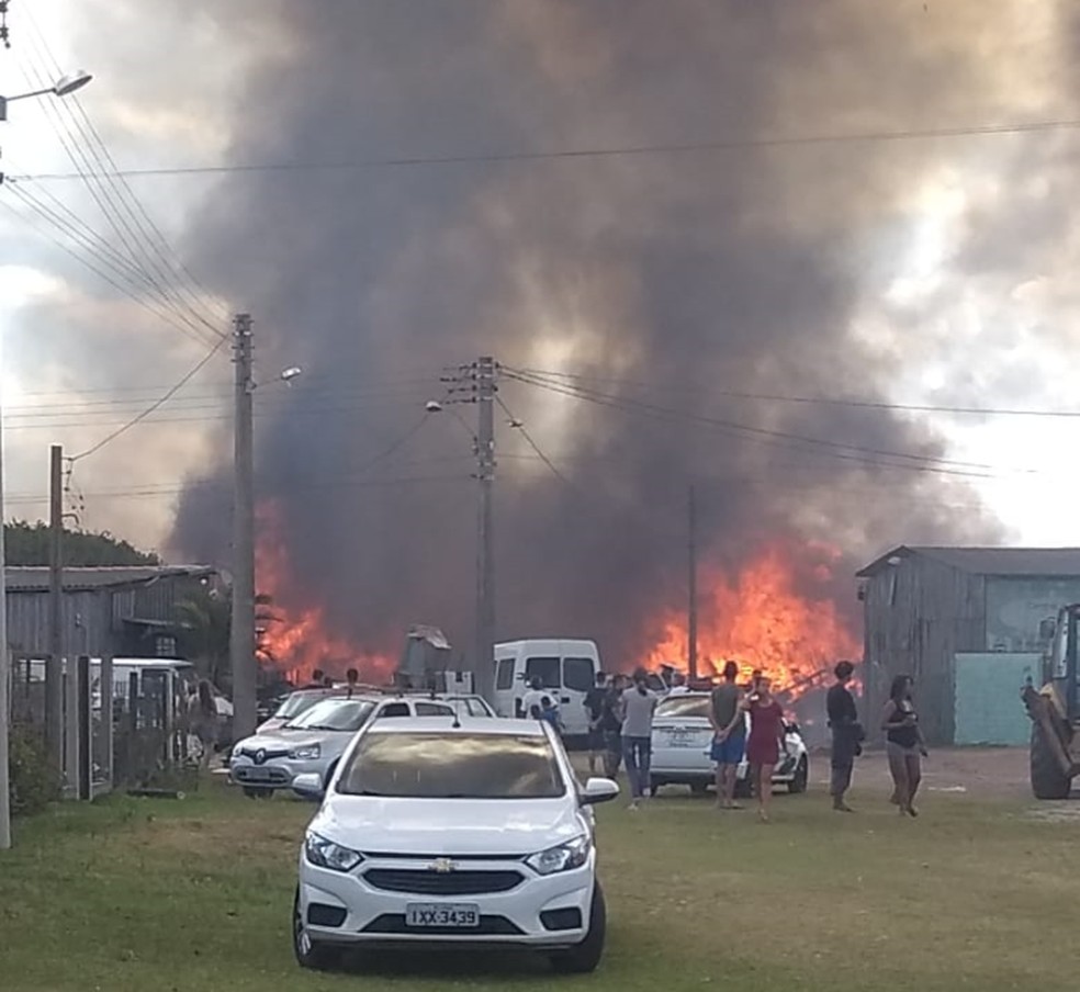 Incêndio destrói galpão de reciclagem em Balneário Pinhal — Foto: Bombeiros Voluntários de Cidreira/Divulgação