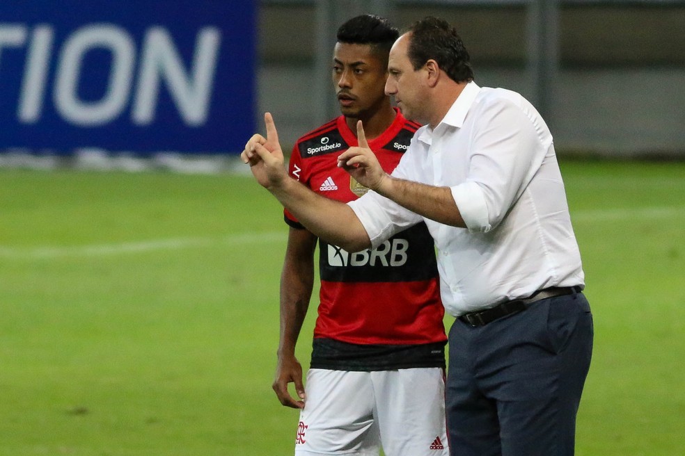 Rogerio Ceni e Bruno Henrique em Atlético-MG x Flamengo — Foto: Fernando Moreno/AGIF