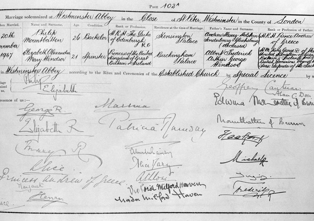 The marriage register showing the signatures of Princess Elizabeth and the Duke of Edinburgh, and the King and Queen, signed as 'George R' and 'Elizabeth R'. (Foto: PA Archive/PA Images)