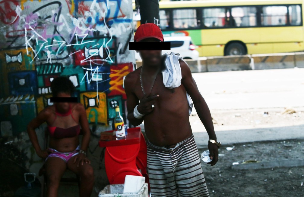 Casal em ponto de uso de crack na Avenida Brasil (Foto: Marcos Serra Lima/G1)