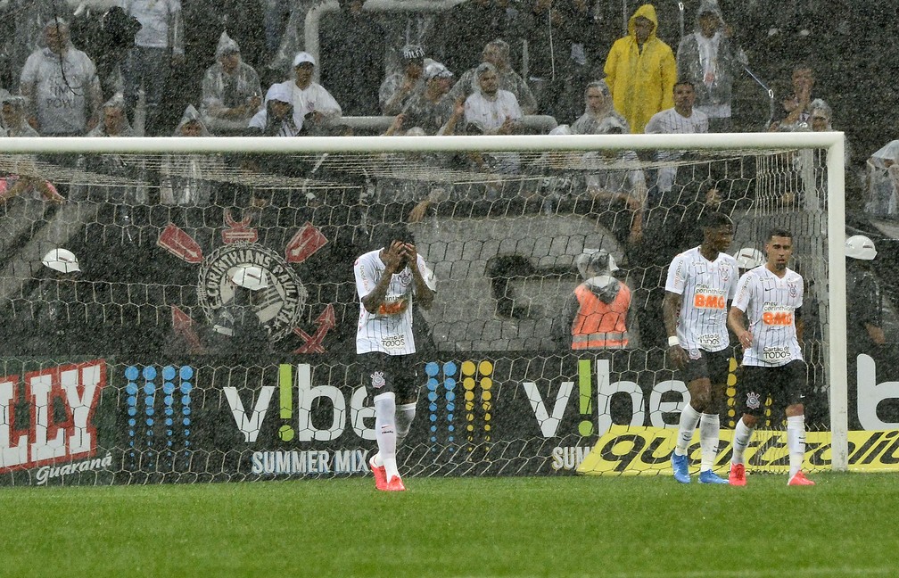 Gil lamenta gol sofrido pelo Corinthians contra o Santo André: oscilação no Paulista pesa em aproveitamento ruim — Foto: Marcos Ribolli