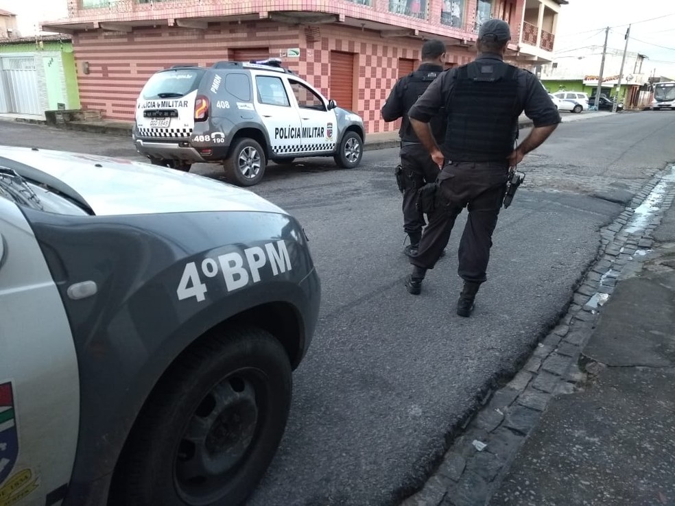 Confronto entre PM e suspeitos aconteceu no cruzamento entre a Avenida Boa Sorte e a Rua Monte das Oliveiras Ã¢Â€Â” Foto: Lucas Cortez/G1