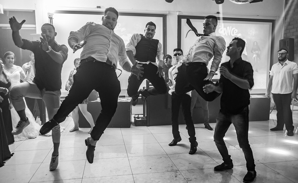 Dança do noivo e outros homens teve direito a sarrada no ar em MS — Foto: Anderson Vila Marques/Arquivo Pessoal