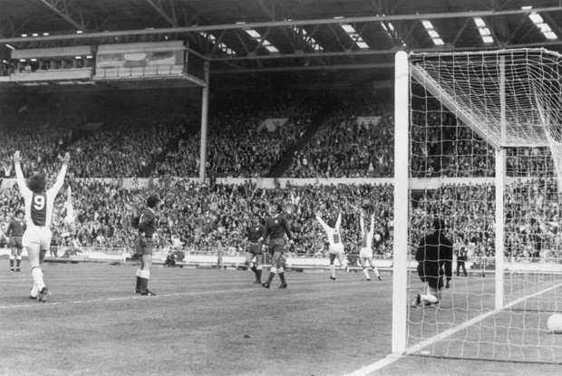 Ajax comemora gol na final da Champions League de 1971, contra o Panathinaikos (Foto: Getty Images)