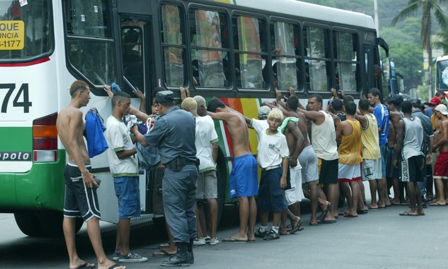 Polícia Militar revistando passageiros da linha 427 (Jardim de Alah-Triagem), em 2002