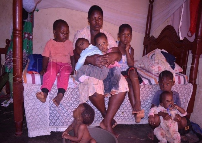 Mãe de 7 filhos conta que não tem conseguido dinheiro para o aluguel nem para alimentar as crianças (Foto: Reprodução/The New Vision/Adolf Ayoreka)