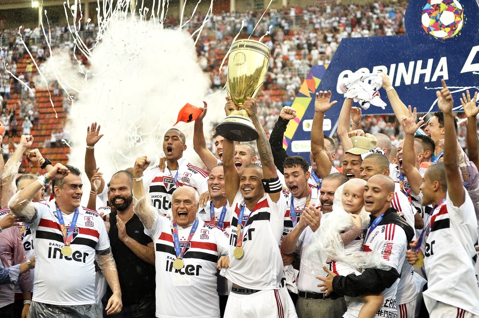 Larissa com os jogadores do São Paulo — Foto: Marcos Ribolli