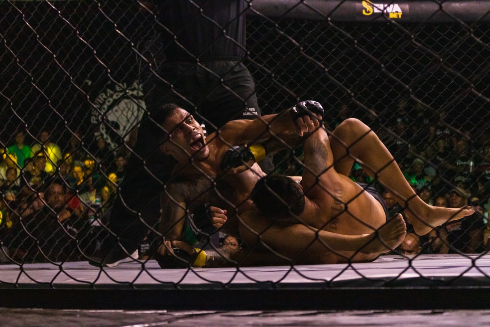 Mateus Andrade comemora vitória por finalização no Jungle Fight 115 — Foto: Adriano Albuquerque