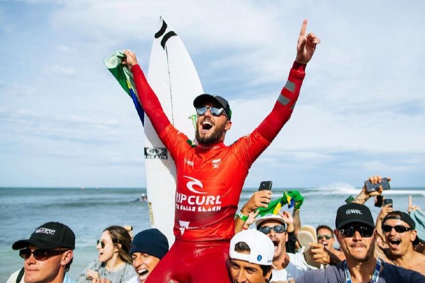 Filipe Toledo celebra vitória na Austrália (Foto: Sam Kim)