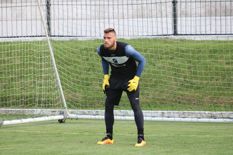 Igor Bohn se apresenta e trein com elenco do goleiro ABC (Foto: Andrei Torres/ABC)